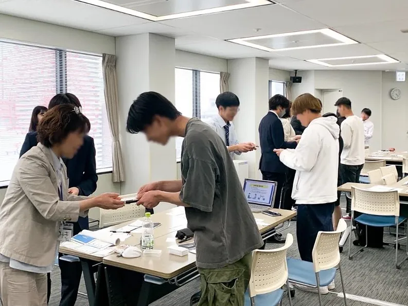 入社1年目の社員が集まる合同研修の受付の様子